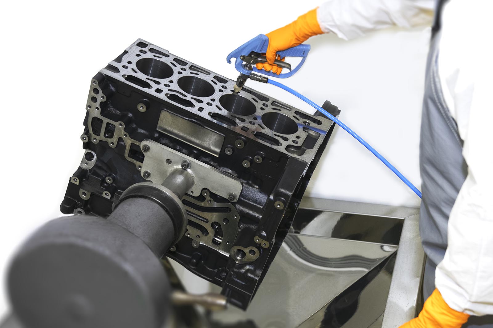 operator spraying engine block for cleanliness  test as per ISO 16232